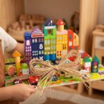 Maleta Policial 2 em 1 Posto de Polícia com Carrinhos de Metal e Helicóptero, Brinquedos Educativos 3 Anos, Garagem Infantil Montessori Presente para Menino e Menina Aventura Azul - brinquedo infantil da Kinderland Brinquedos