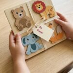 Caminhão de Bombeiro de Madeira Montessori Brinquedo Educativo 1 2 3 Anos Tabuleiro de Atividades Busy Board com Parafusos e Porcas Presente Menino Menina Coordenação Motora e Lógica - brinquedo infantil da Kinderland Brinquedos