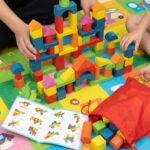 Kinderland Bicicleta de Equilíbrio Infantil Rodas LED Patente Design – Brinquedo Montessori Educativo Menina Menino 2-6 Anos – Presente Mágico para Grande Aventura e Coordenação, Laranja - brinquedo infantil da Kinderland Brinquedos