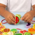 Kinderland Bicicleta de Equilíbrio Infantil Rodas LED Patente Design – Brinquedo Montessori Educativo Menina Menino 2-6 Anos – Presente Mágico para Grande Aventura e Coordenação, Verde - brinquedo infantil da Kinderland Brinquedos