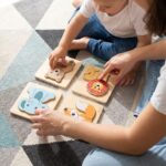 Caminhão de Bombeiro de Madeira Montessori Brinquedo Educativo 1 2 3 Anos Tabuleiro de Atividades Busy Board com Parafusos e Porcas Presente Menino Menina Coordenação Motora e Lógica - brinquedo infantil da Kinderland Brinquedos