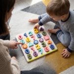 Pista de Carrinhos Garagem Estacionamento City Parking com 2 Carrinhos, Brinquedos Educativos 2 Anos e 3 Anos, Presente Menino e Menina Infantil Montessori Aventura Urbana - brinquedo infantil da Kinderland Brinquedos