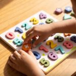 Brinquedo Educativo de Madeira Alfabeto e Números Montessori Tabuleiro de - brinquedo infantil Kinderland Toys